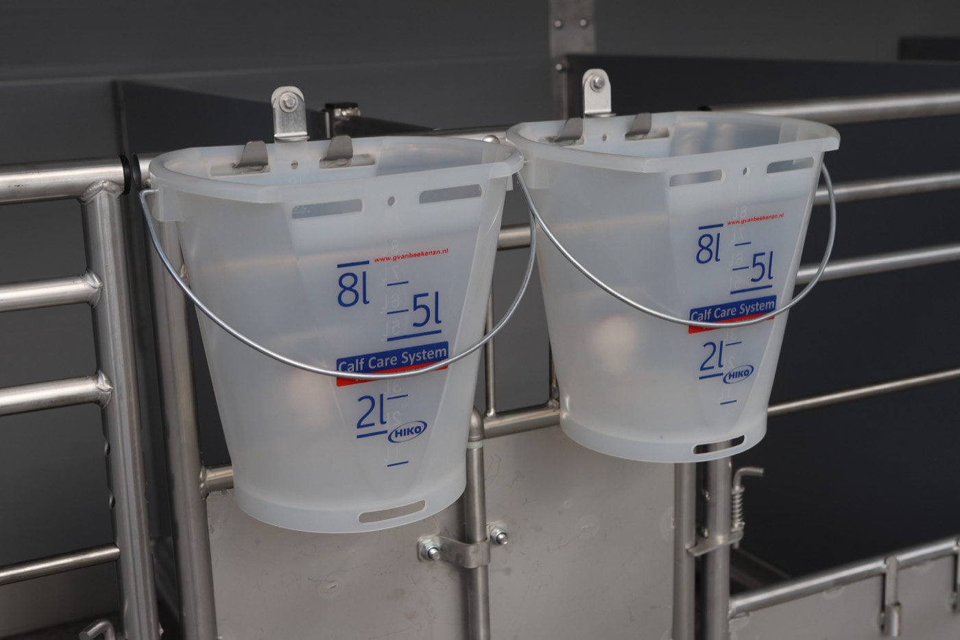 Seaux à tétine et abreuvoirs dans l'enclos Mobile Calf Care System